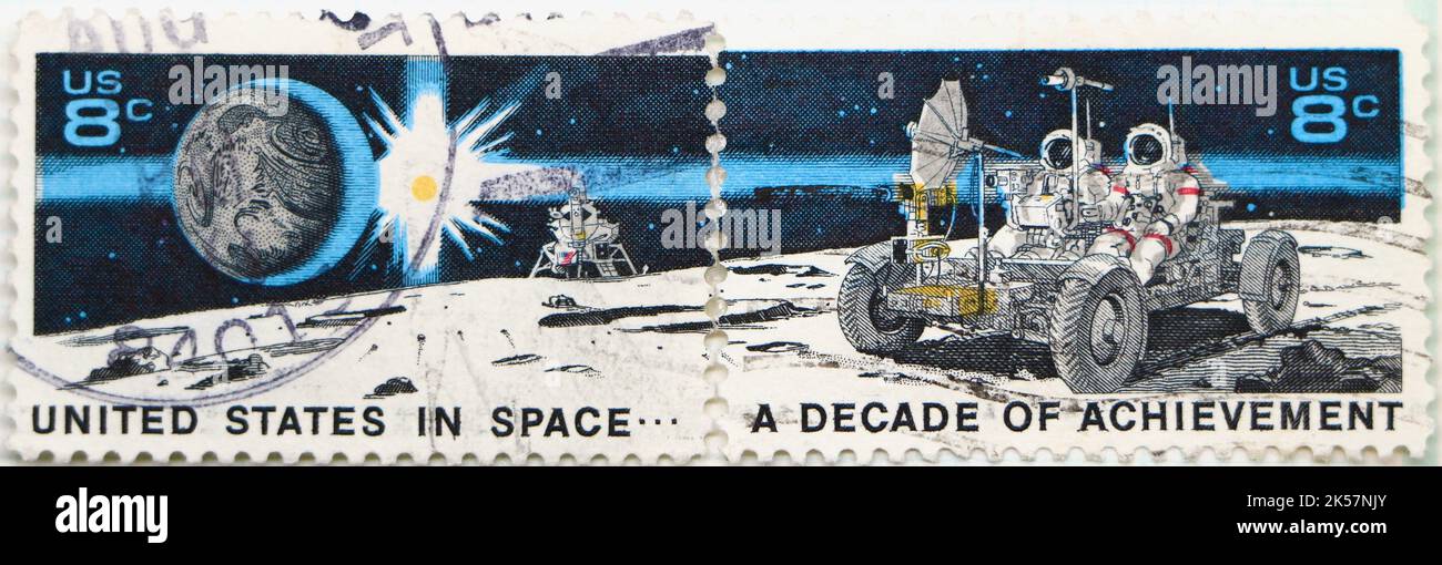 Foto dei francobolli Uniti emessi nel 1971 per il 10th° anniversario del programma spaziale statunitense con il modulo lunare rover terra e sole Foto Stock