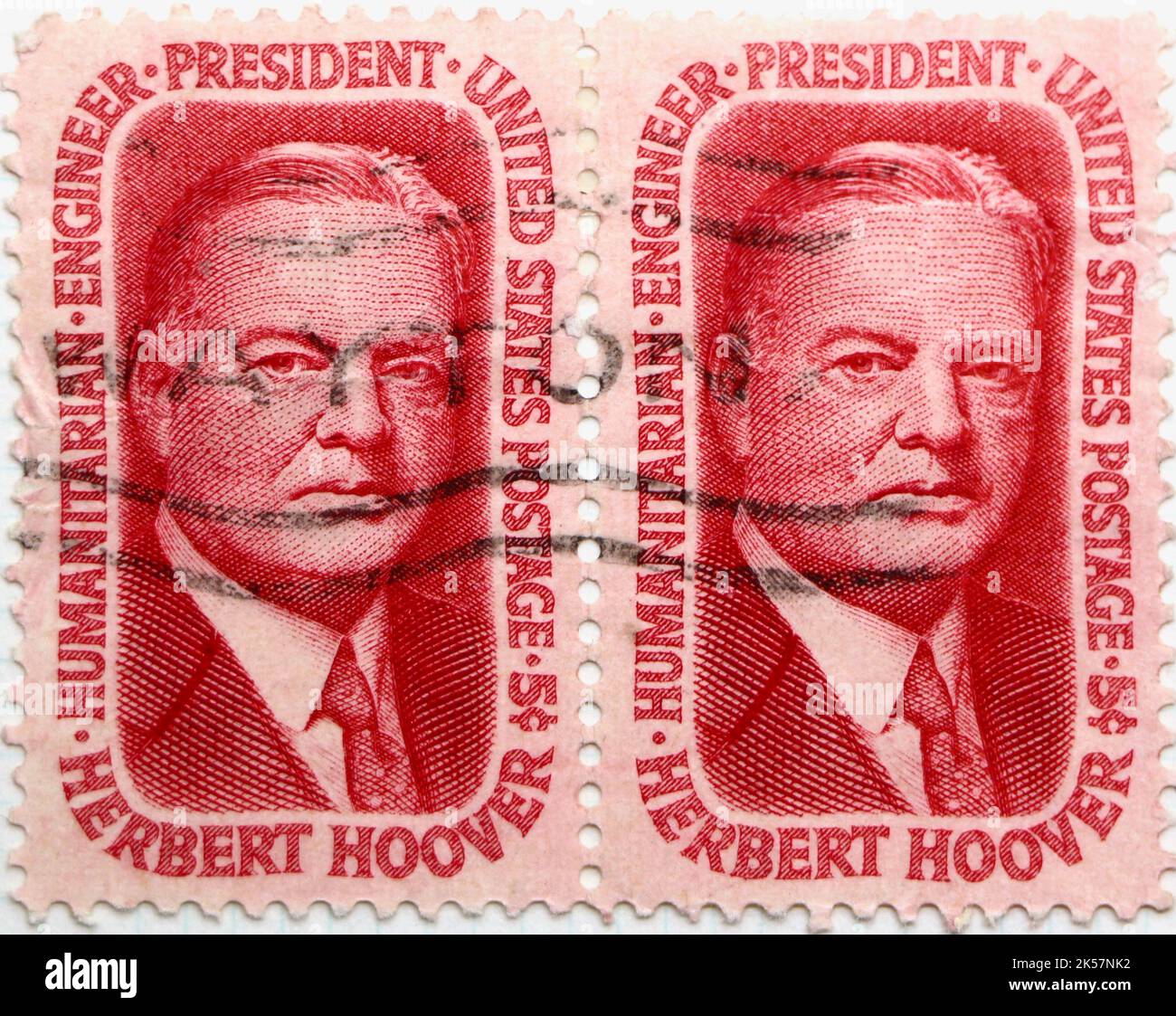 Foto di due francobolli Uniti USPS con un ritratto del presidente Herbert Clark Hoover pubblicato nel 1965 Foto Stock