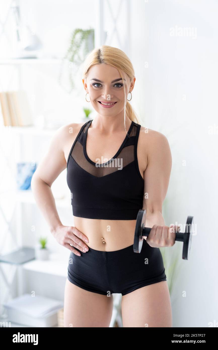 bodybuilding palestra femminile allenatore home fitness Foto Stock