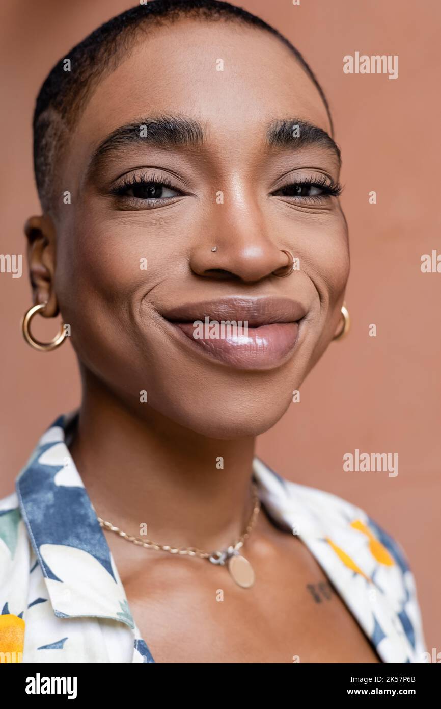 Ritratto di felice donna afro-americana a capelli corti guardando la fotocamera all'aperto, immagine stock Foto Stock