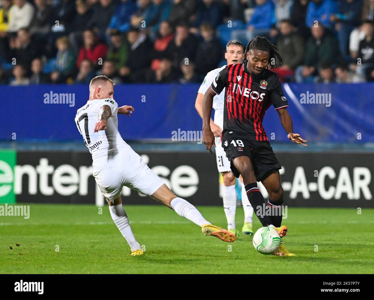 Uherske Hradiste, Repubblica Ceca. 06th Ott 2022. Ondrej Mihalik di Slovacko, a sinistra, e Khephren Thuram di Nizza in azione durante la UEFA Conference League, 3rd° turno, Gruppo D partita 1. FC Slovacko vs OGC Nice a Uherske Hradiste, Repubblica Ceca, 6 ottobre 2022. Credit: Galibor Gluck/CTK Photo/Alamy Live News Foto Stock