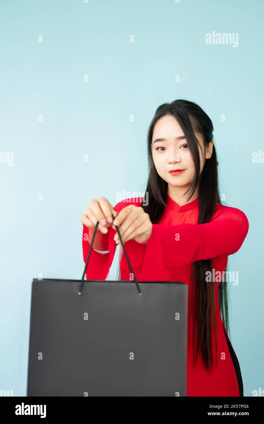 shopping assistente vacanza regalo donna raggiungere borsa Foto Stock