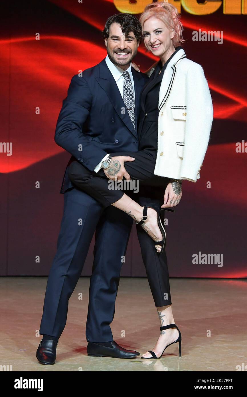 Roma, Italia. 06th Ott 2022. Angelo Madonia (l) ed Ema Stokholma (r) partecipano alla fotocall del programma "Ballando con le stelle" presso l'Auditorium Rai di Foro Italico. Credit: SOPA Images Limited/Alamy Live News Foto Stock