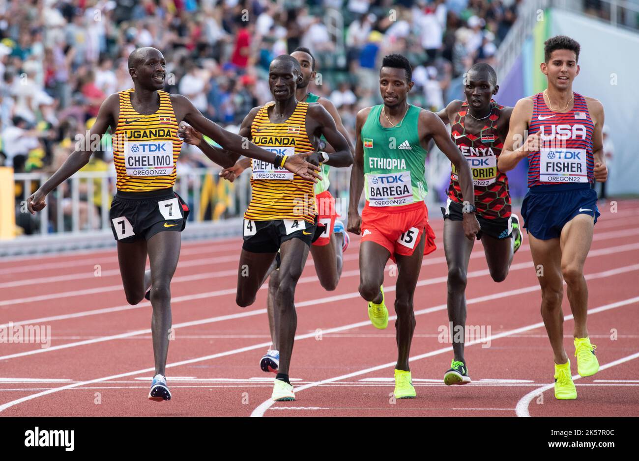 Oscar Chelimo, Joshua Cheptegei, Selemon Barega e Grant Fisher gareggiano nelle manche maschili del 5000m ai Campionati mondiali di atletica, Hayward Fiel Foto Stock