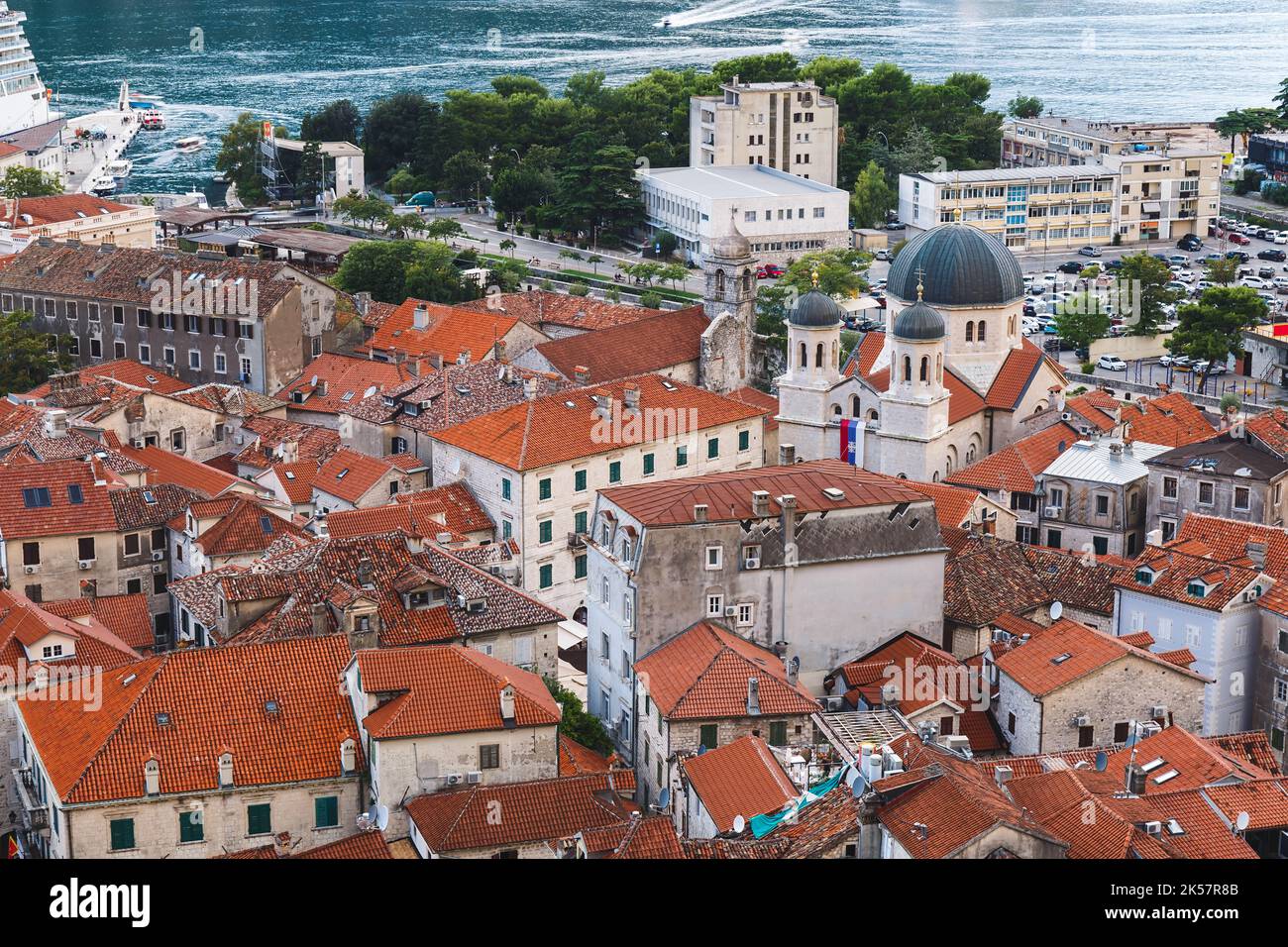 Vista aerea del porto di Cattaro, dei tetti della città vecchia, della chiesa di San Nicola e del porticciolo. Boka Kotorska, Montenegro. Foto Stock