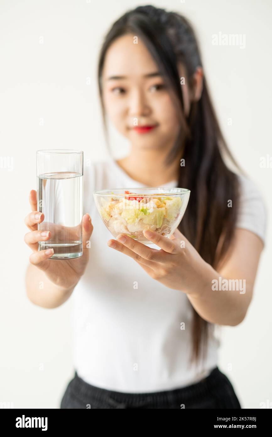 dieta equilibrata pasto detox donna insalata fresca acqua Foto Stock