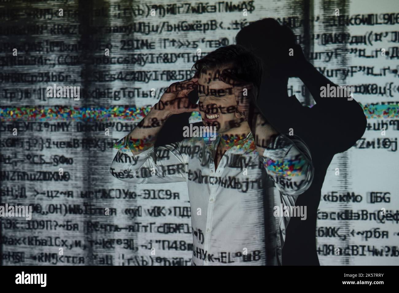 nervoso uomo d'affari cyber sicurezza attacco hacker Foto Stock