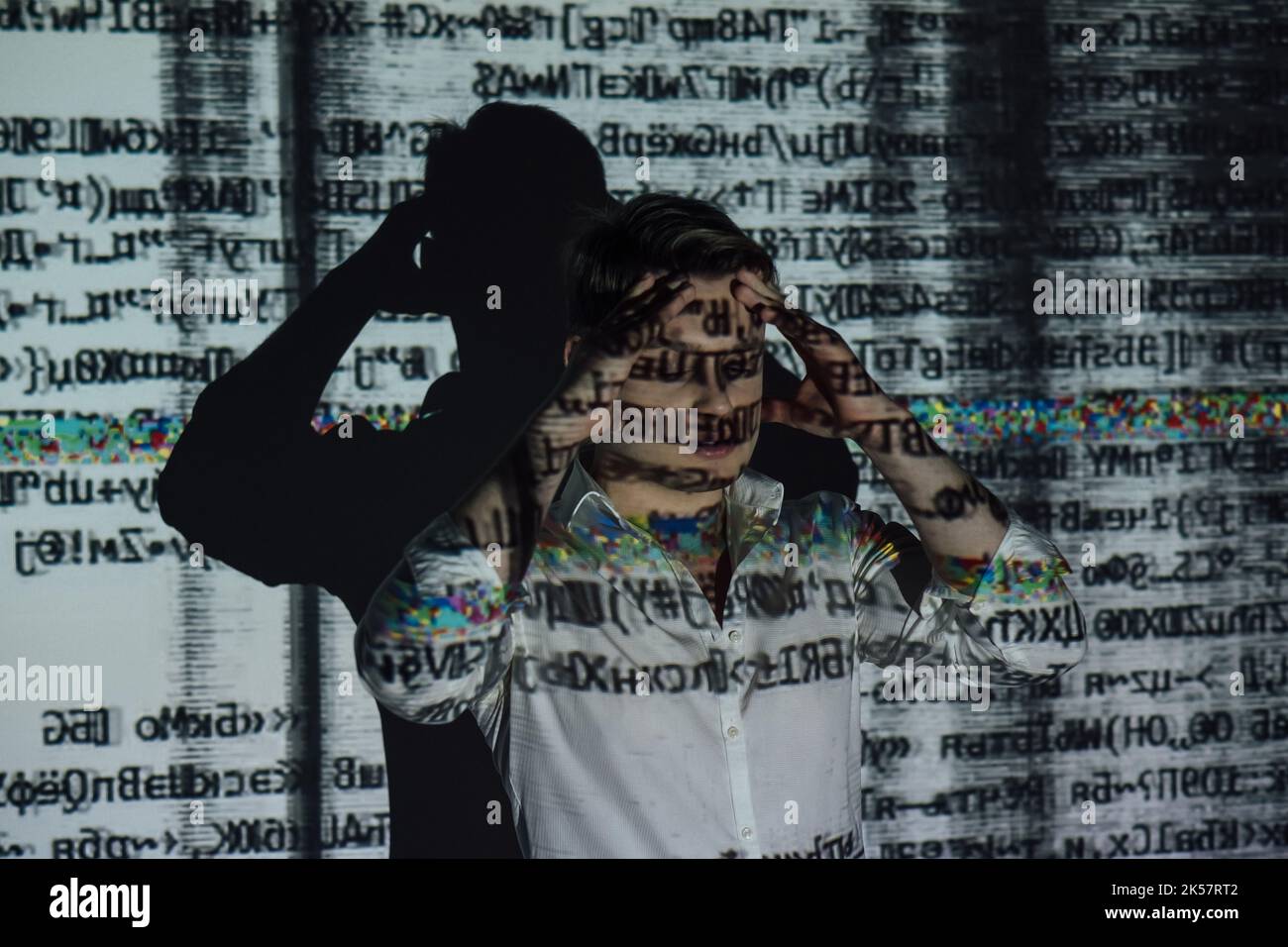 uomo sottolineato silhouette ritratto cyber sicurezza Foto Stock