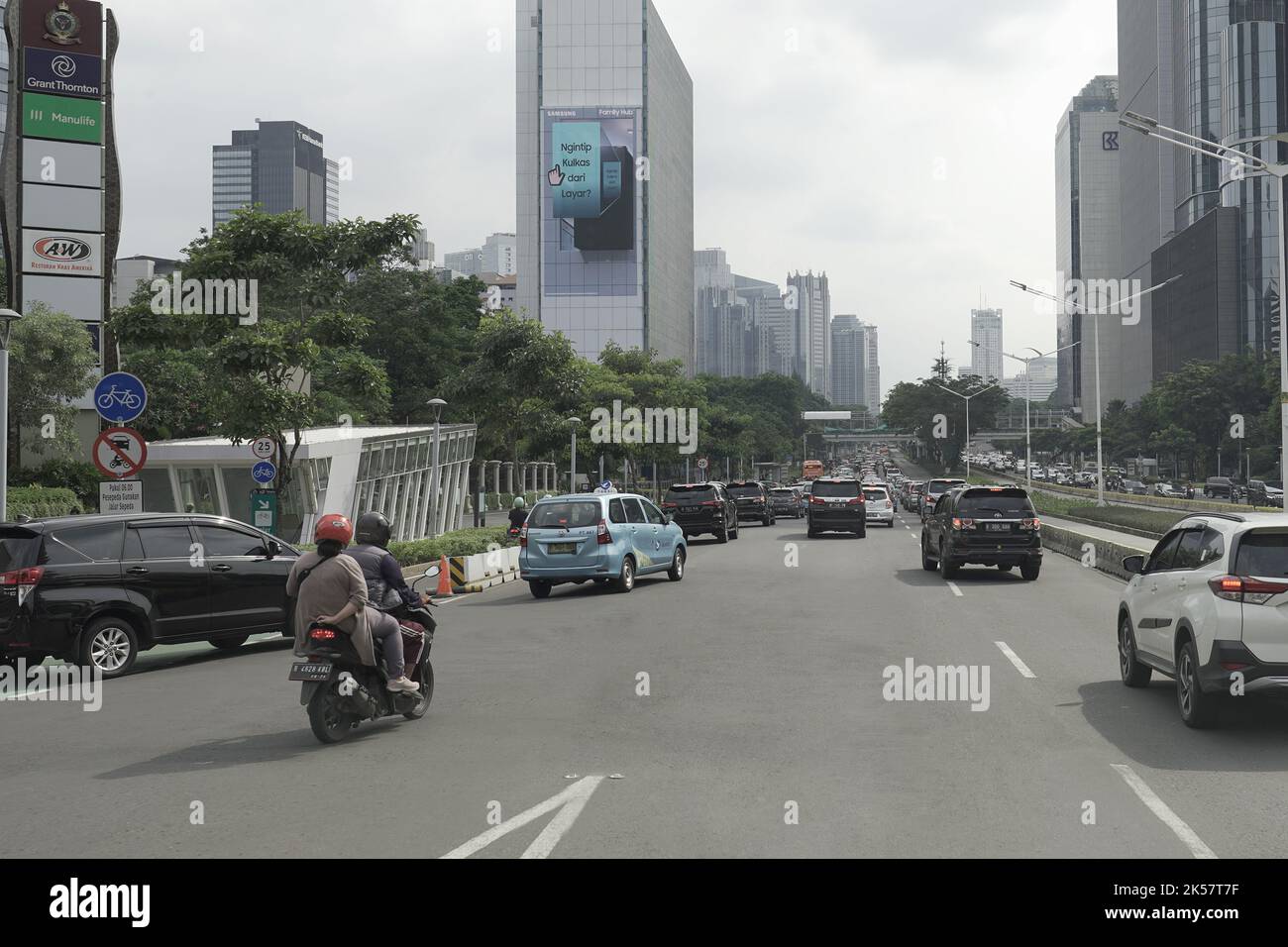 Strada principale Sudirman Street a Jakarta Indonesia Foto Stock