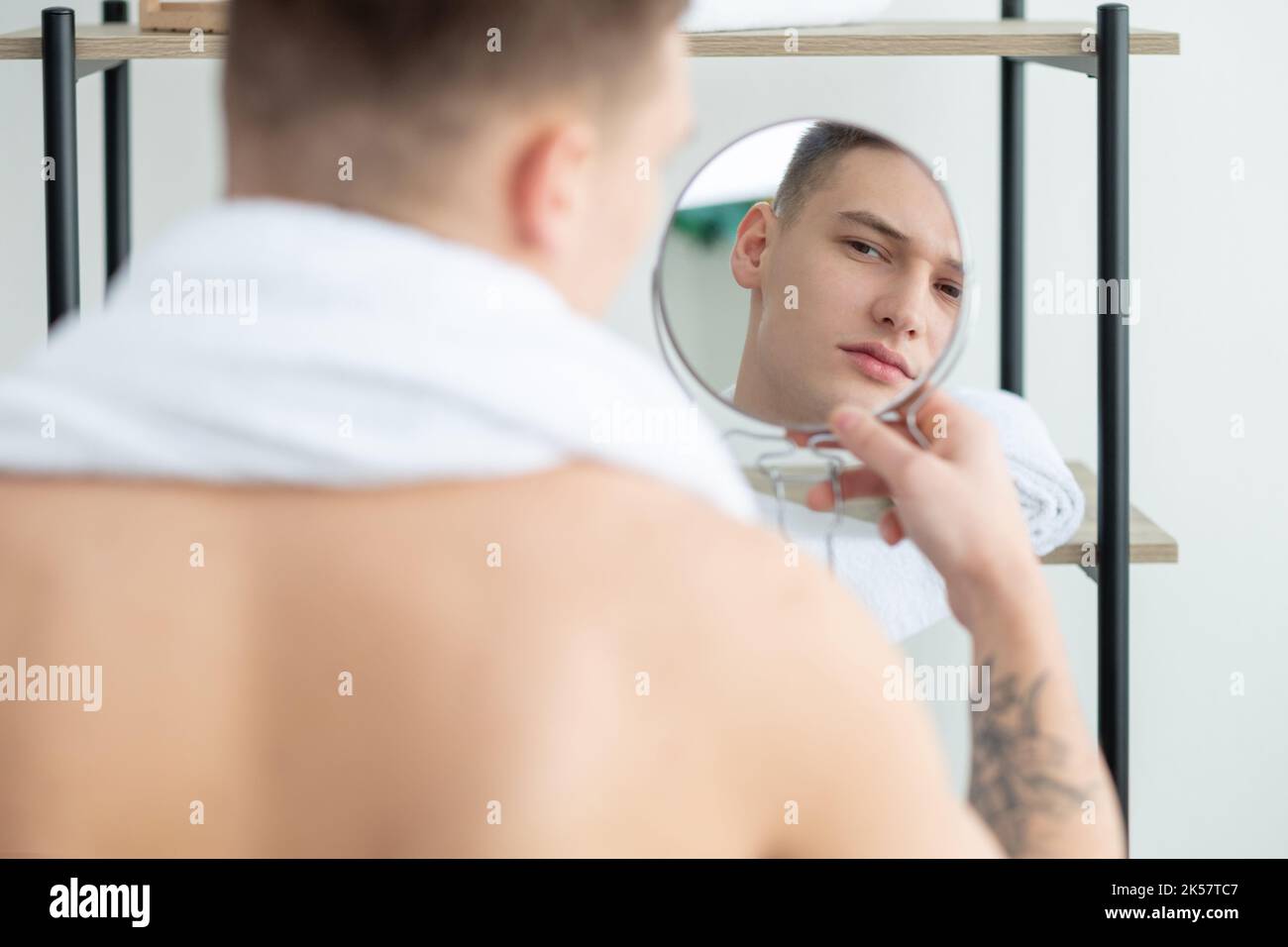 pelle secca uomo viso prodotto allergia specchio Foto Stock