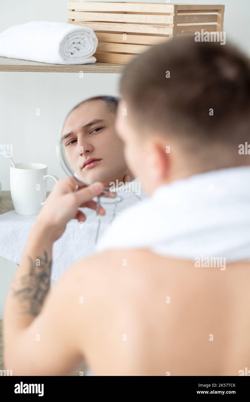 uomo pelle problema acne zit riflessione specchio Foto Stock