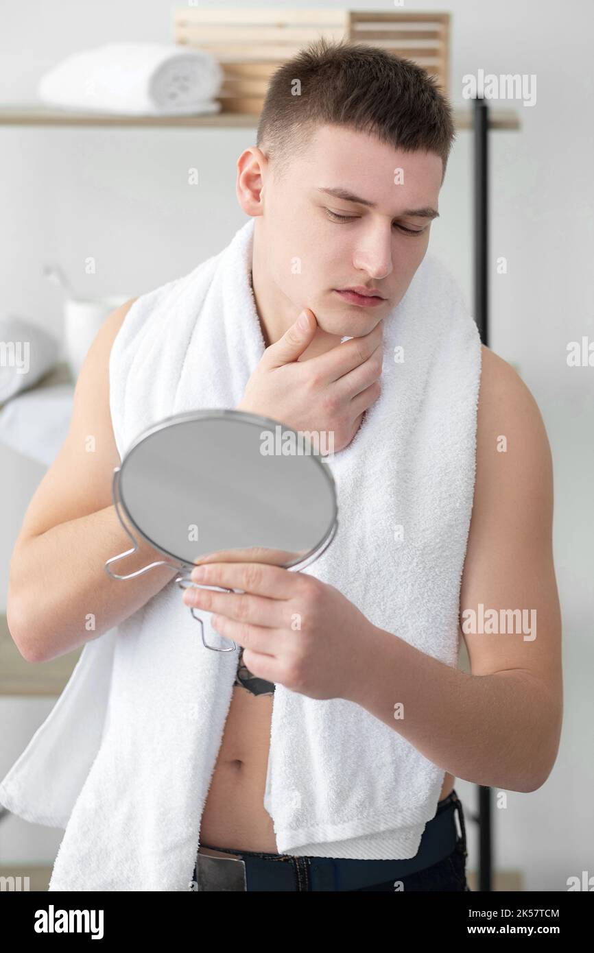 uomo mattina routine quotidiana radere la pelle viso pulito Foto Stock