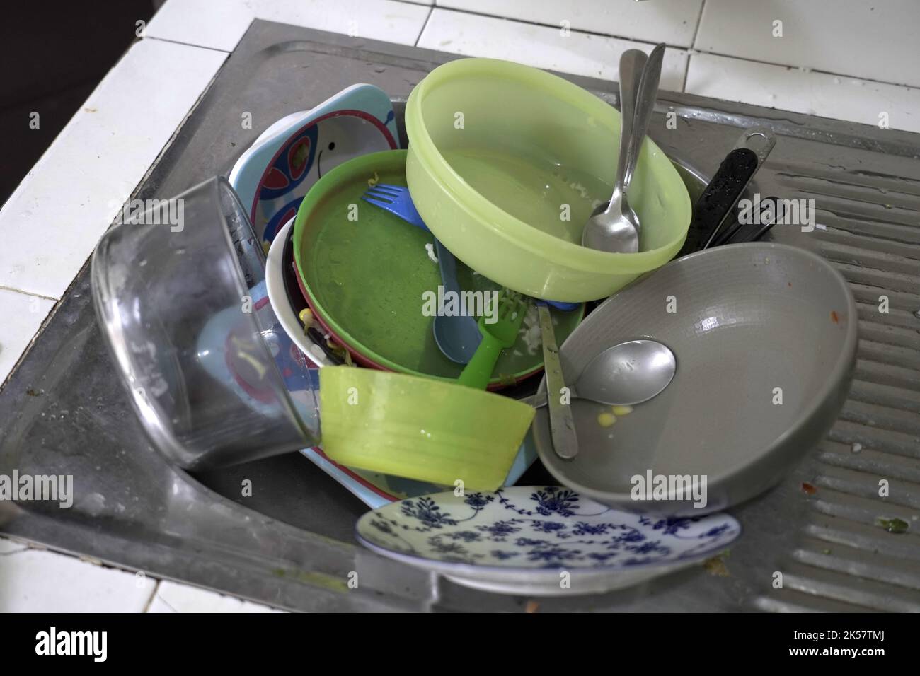 I piatti sporchi nel lavandino Foto Stock