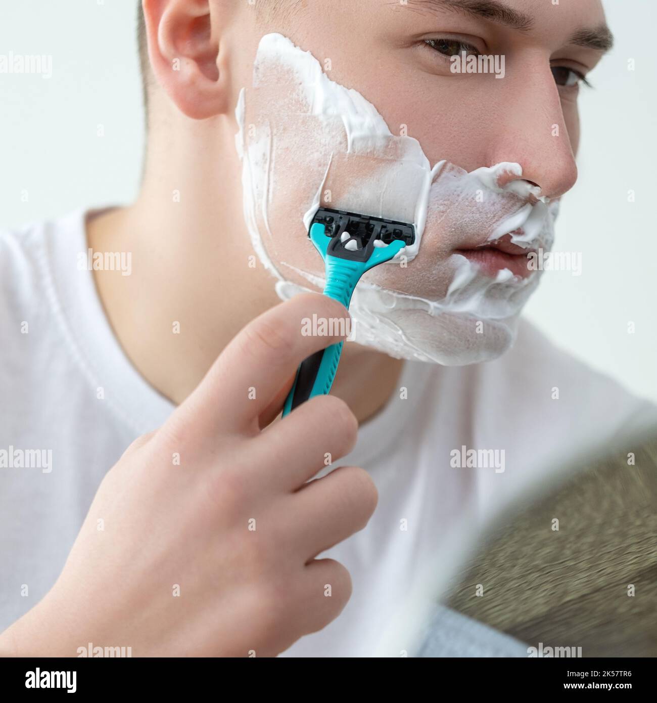 rasoio in schiuma da uomo di routine per la rasatura mattutina Foto Stock