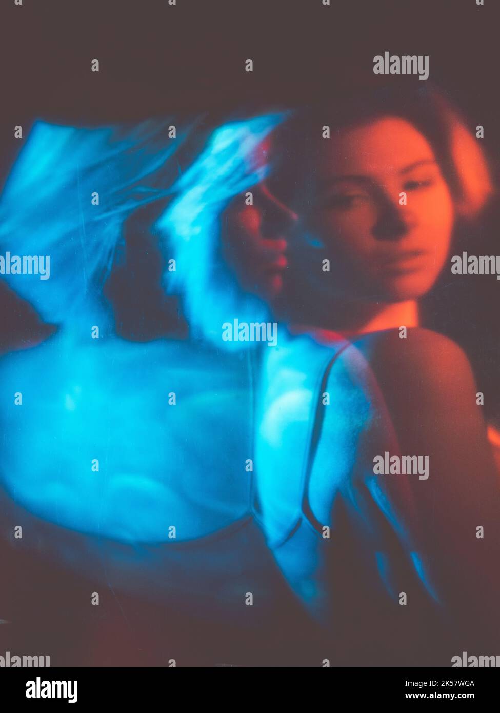 l'attacco di ansia ha disturbato la donna in luce blu rossa Foto Stock