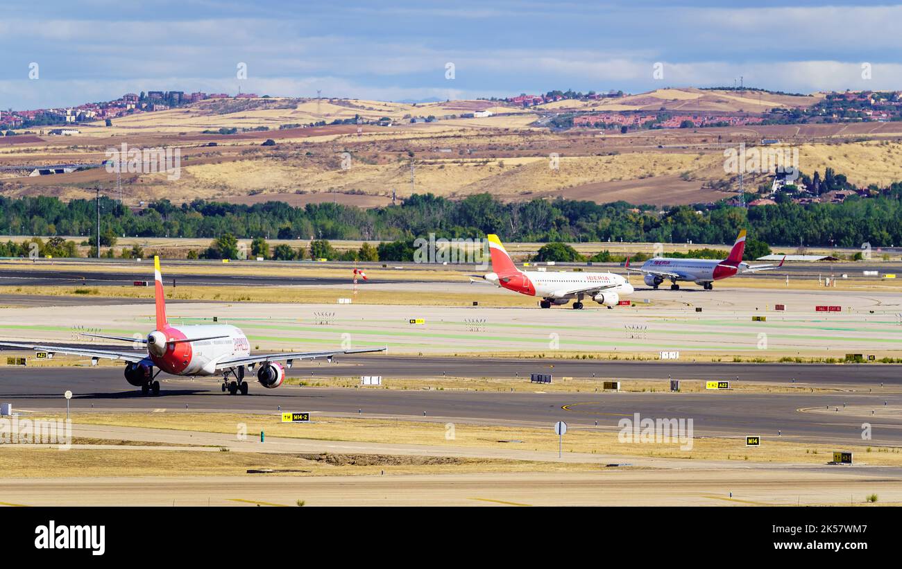 Madrid, Spagna, 30 ottobre 2022: Coda di aerei da decollo sulla pista dell'aeroporto Barajas di Madrid. Foto Stock