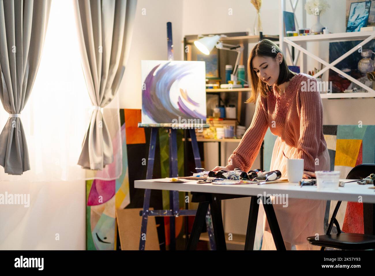 corso di pittura arte classe artista femminile in studio Foto Stock