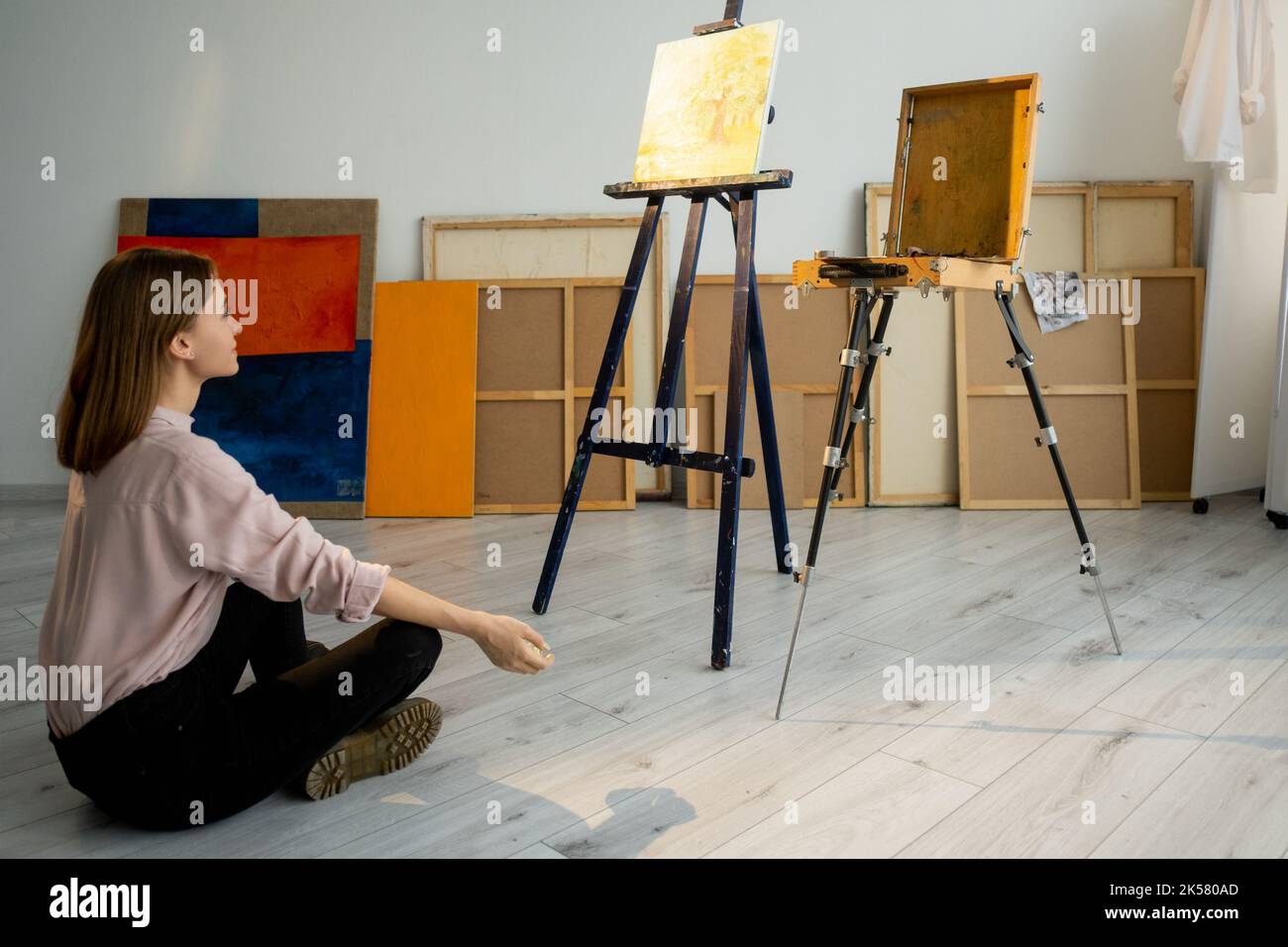 arte terapia pittore lifestyle meditando in studio Foto Stock