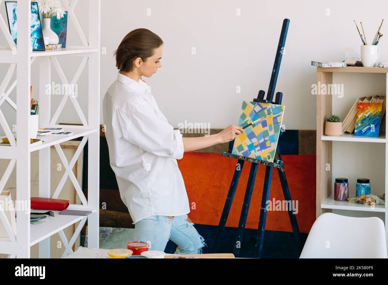 home arte creativa fine settimana pittura artista femminile Foto Stock