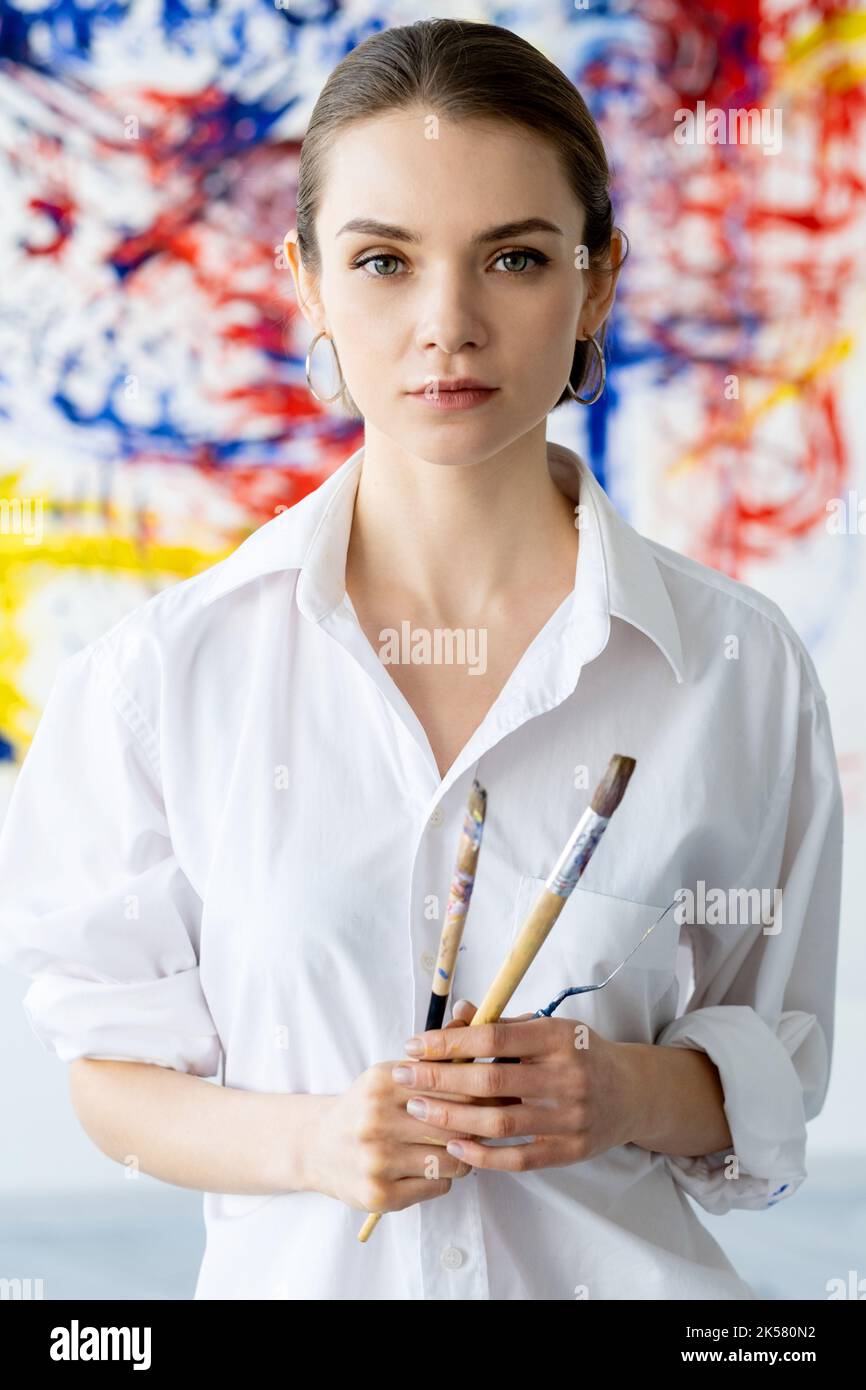 artista ritratto arte classe donna con pennelli Foto Stock