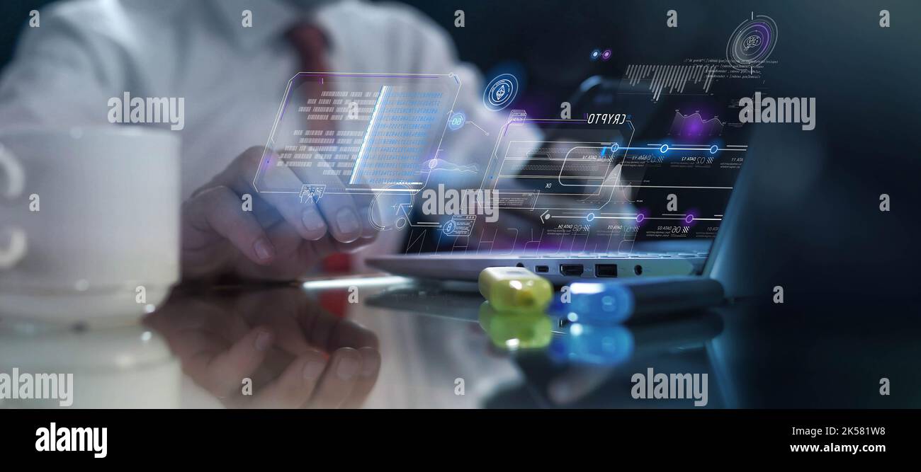 L'uomo irriconoscibile al laptop è impegnato nella codifica blockchain Foto Stock