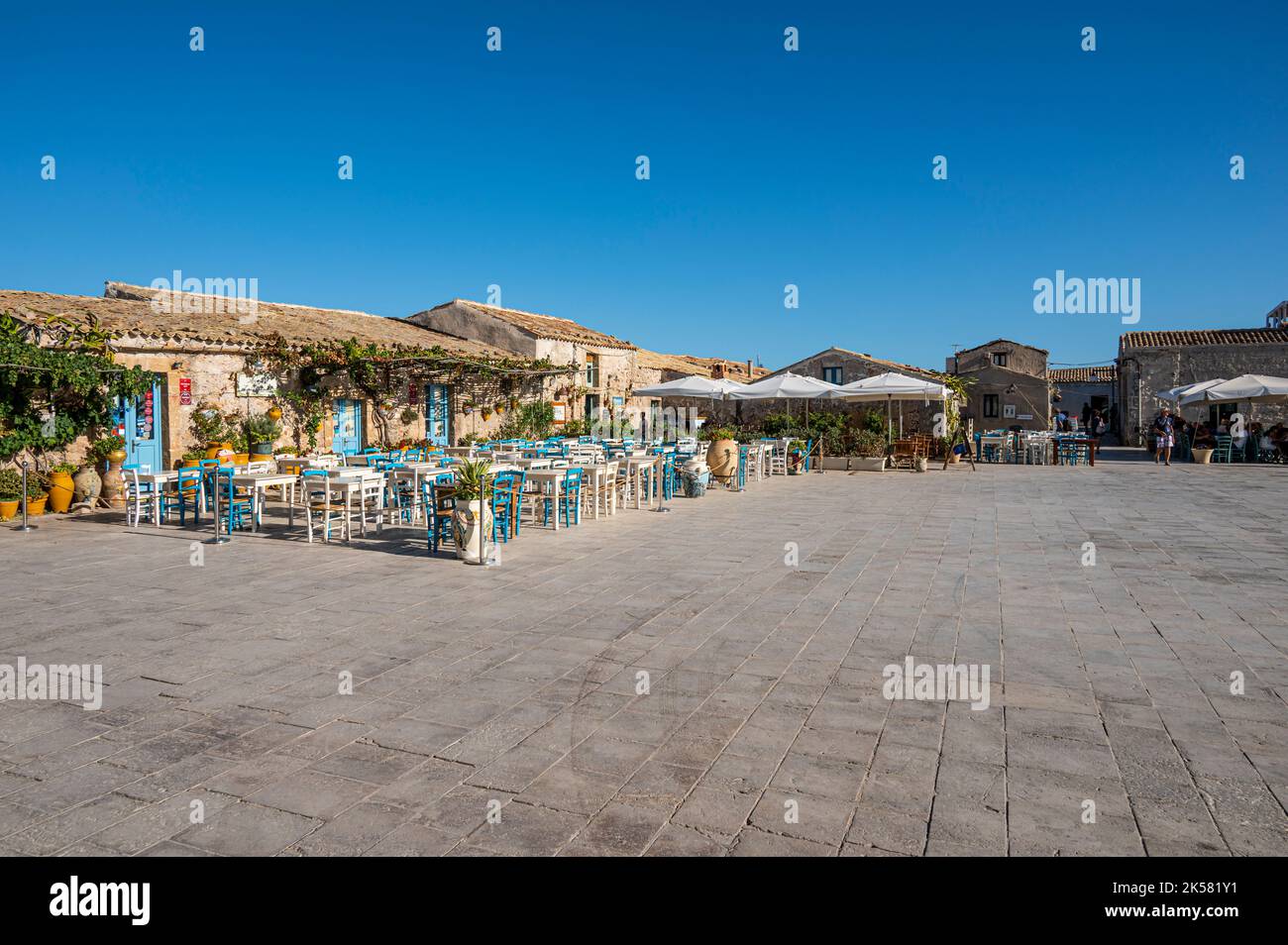 Marzamemi, Italia - 09-14-2022: Piazza Regina Margherita a Marzamemi ricca di colori e luoghi caratteristici Foto Stock