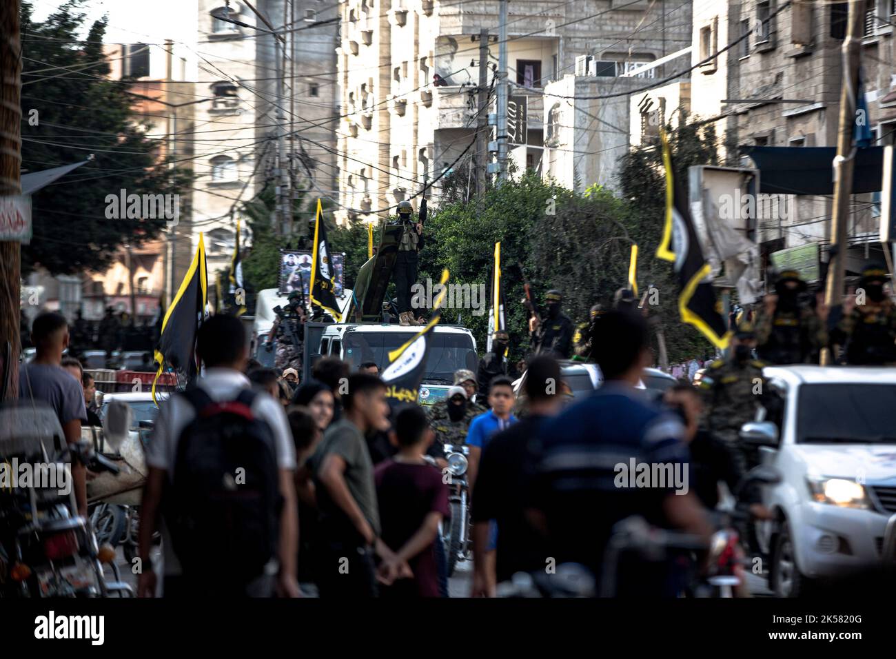 Territori palestinesi, striscia di Gaza. Ottobre 06th 2022. I combattenti armati delle Brigate di al-Quds, l'ala militare della Jihad islamica, partecipano a una parata militare anti-Israele nel 35th° anniversario del lancio del movimento della Jihad islamica a Khan Yunis, nella parte meridionale di Gaza. Foto Stock