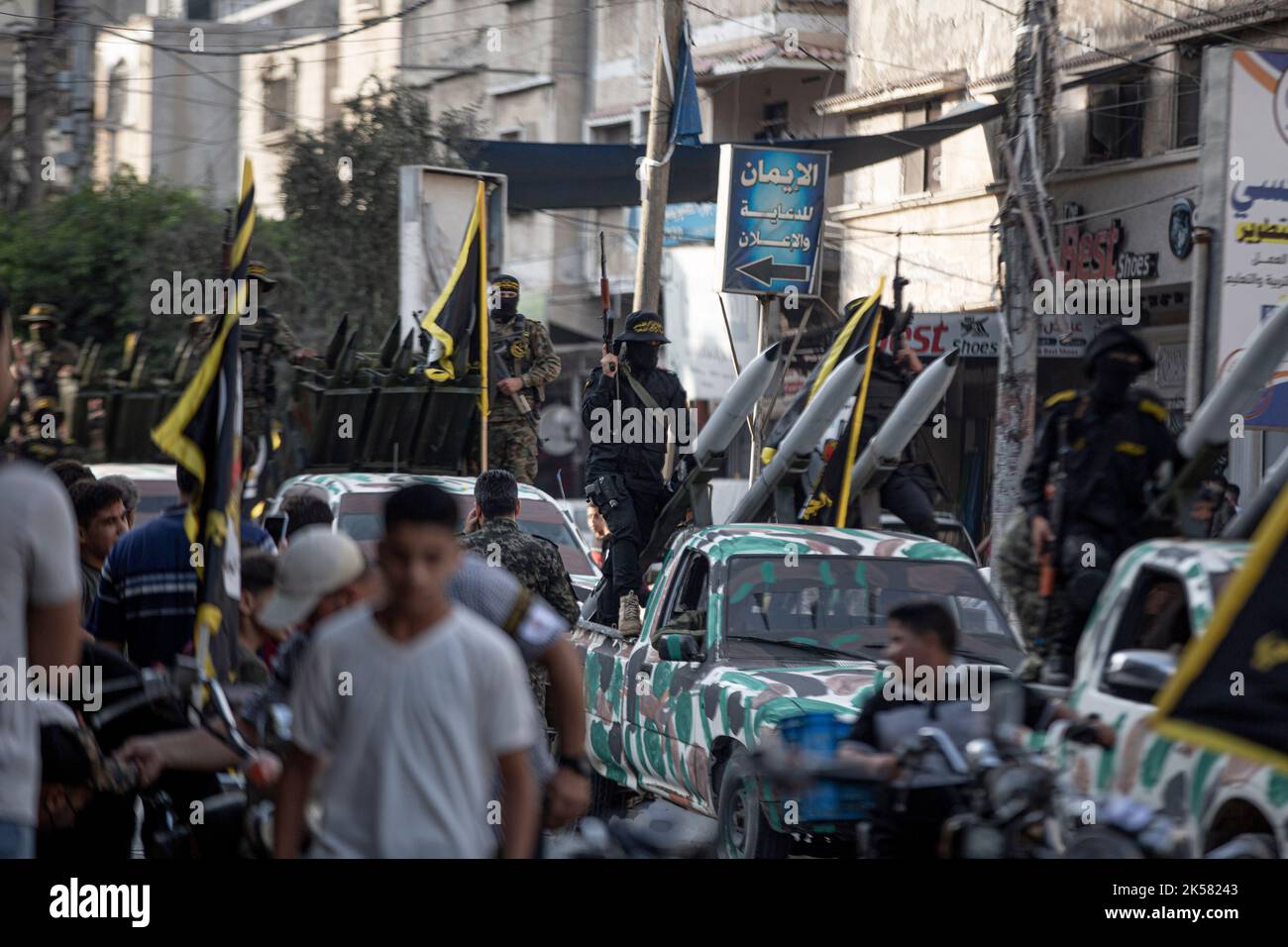 Territori palestinesi, striscia di Gaza. Ottobre 06th 2022. I combattenti armati delle Brigate di al-Quds, l'ala militare della Jihad islamica, partecipano a una parata militare anti-Israele nel 35th° anniversario del lancio del movimento della Jihad islamica a Khan Yunis, nella parte meridionale di Gaza. Foto Stock