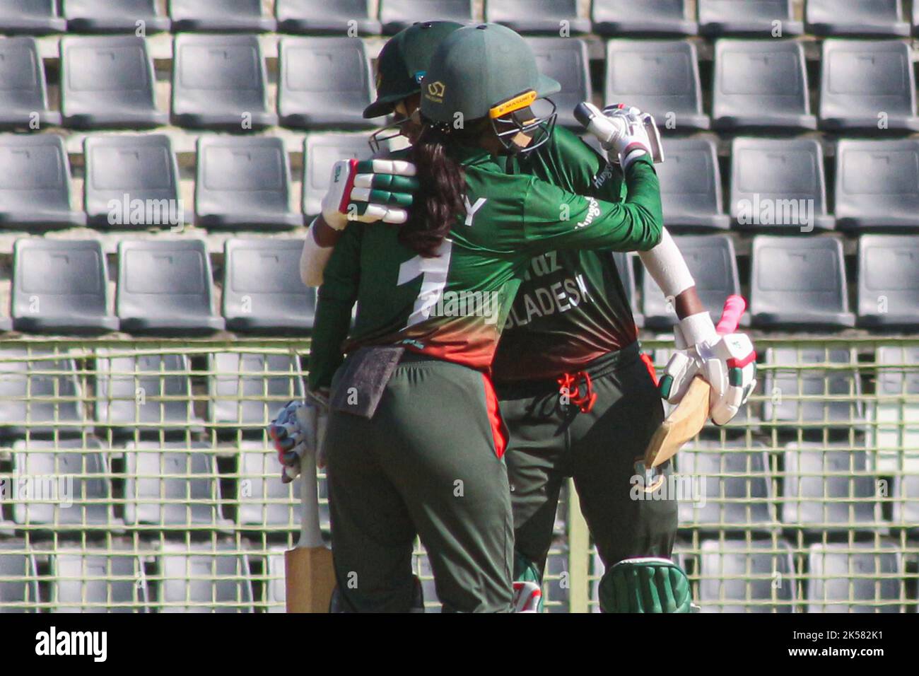 Sylhet, Bangladesh. 6th Ott 2022. Nigar Sultana Joty e Murshida Khatun della squadra femminile del Bangladesh festeggiano durante la partita tra Malesia e Bangladesh della Coppa Asia di Cricket femminile 2022 allo stadio internazionale Sylhet il 6 ottobre 2022 a Sylhet, Bangladesh. (Credit Image: © MD Rafayat Haque Khan Eyepix G/eyepix via ZUMA Press Wire) Foto Stock