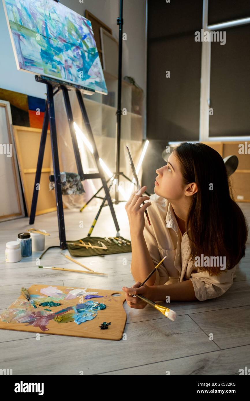 artista femminile processo creativo scuola di belle arti Foto Stock