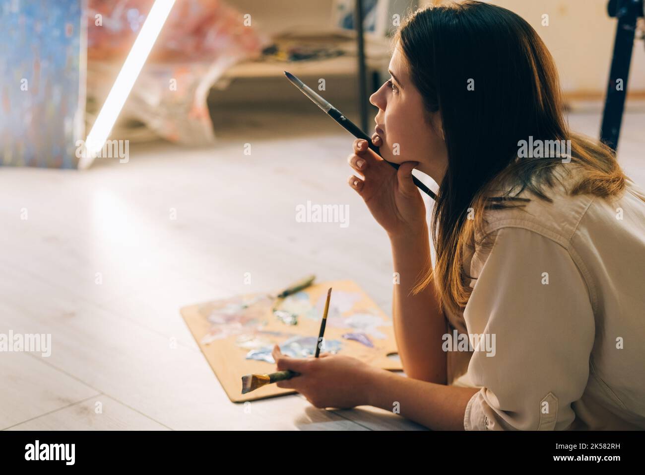 artista femminile perso ispirazione scuola d'arte creativa Foto Stock