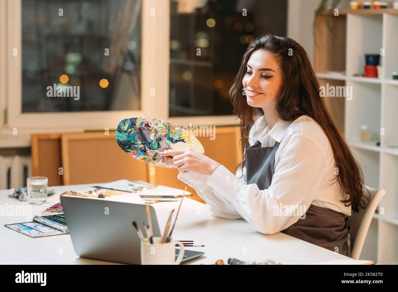 online formazione femminile artista matrice di colori Foto Stock