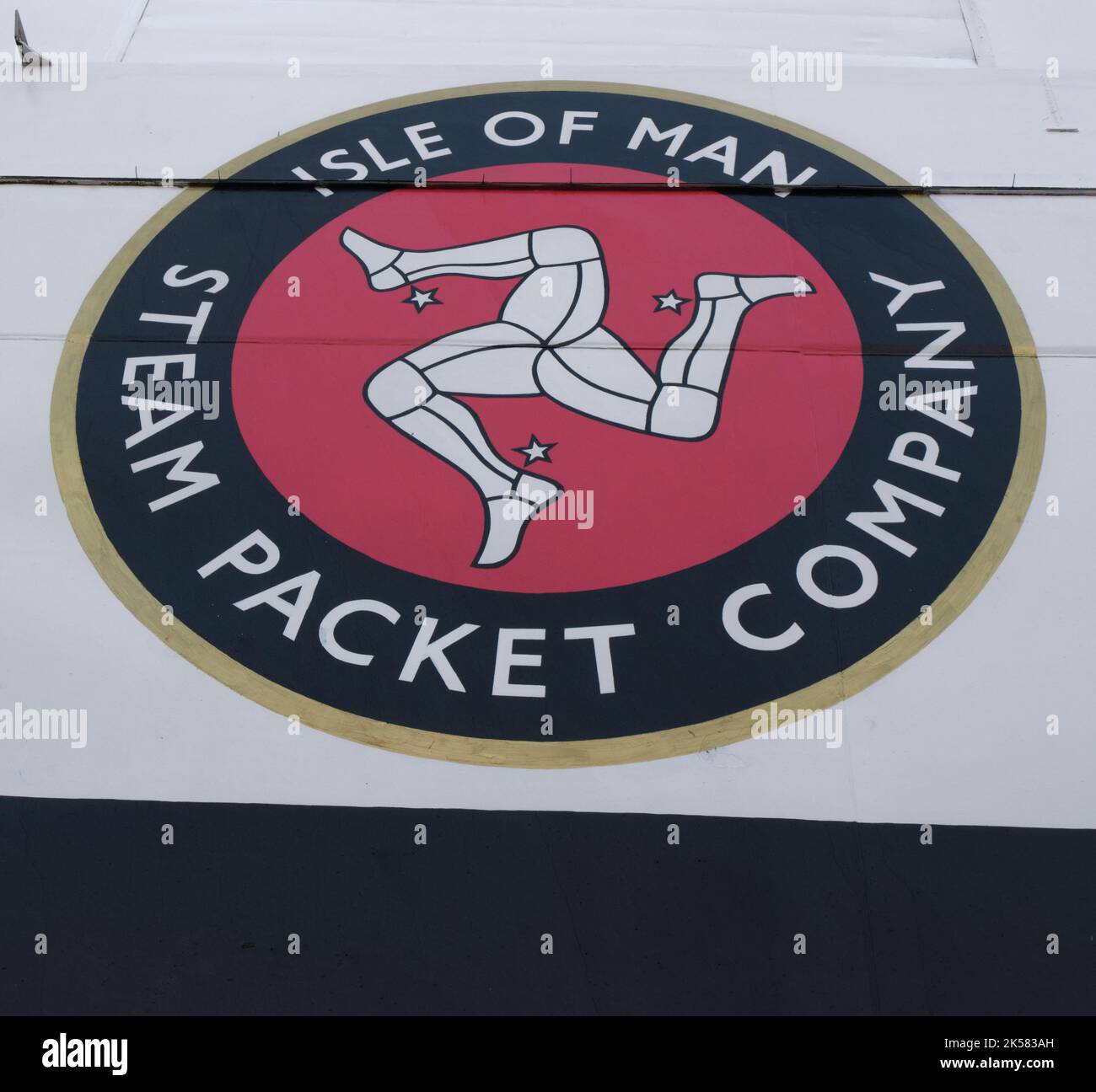 Il logo distintivo sul lato del traghetto per l'isola di Man, all'ormeggio a Liverpool. Foto Stock