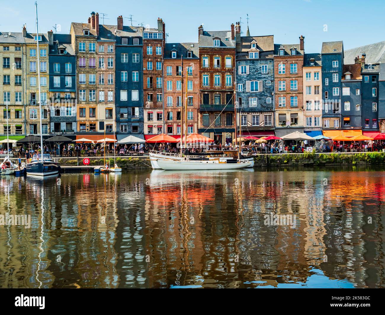 Vista impressionante del lungomare di Honfleur con case colorate che si riflettono nel porto, Normandia, Francia Foto Stock