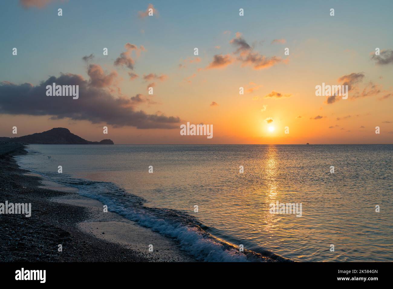 Spiaggia di mare di Afandou a Rodi all'alba di sole giornate estive, Grecia, Europa. Foto Stock