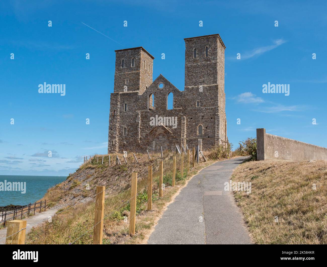 Le torri della chiesa medievale a Reculver (facciata ovest), sopra Herne Bay, Kent, Regno Unito. Foto Stock