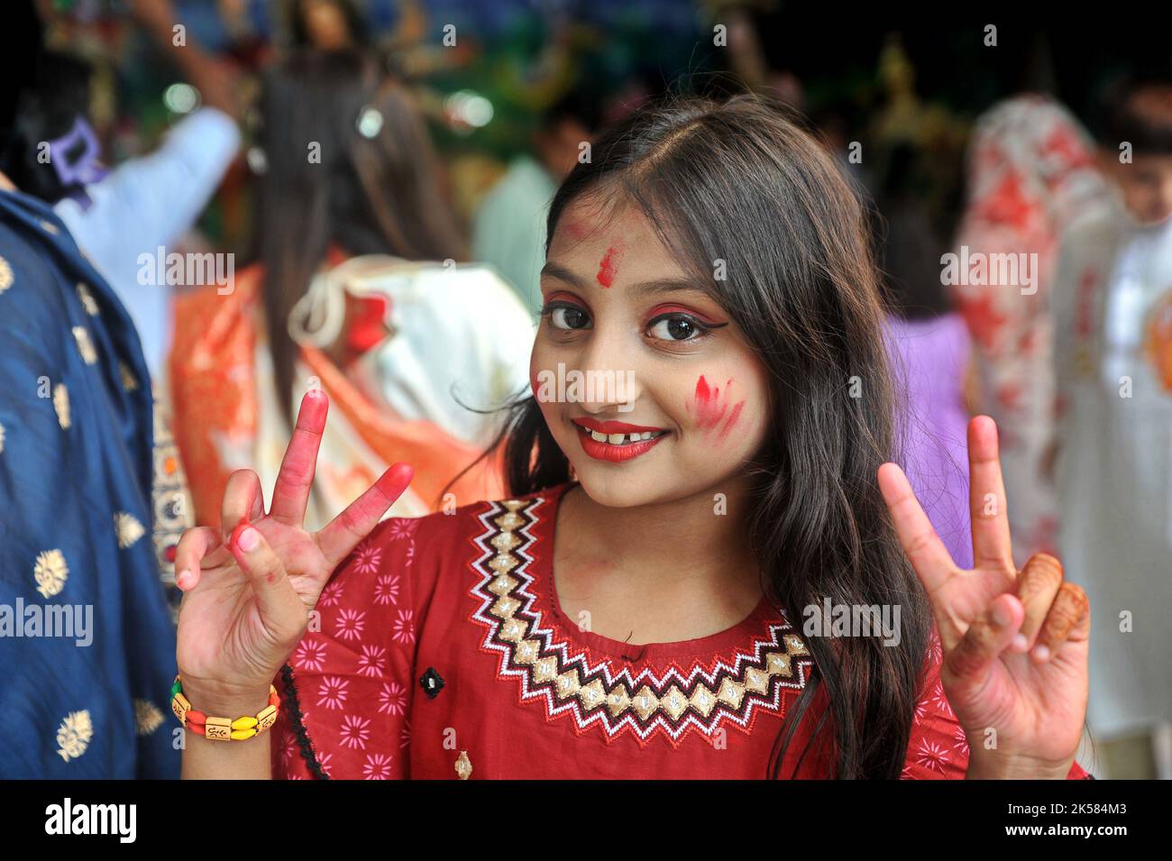 Dhaka, Bangladesh. 6th ottobre 2022. Bijaya Dashami è stata celebrata con gioia nella Hazaribagh Sweeper Colony di Dhaka. Foto Stock