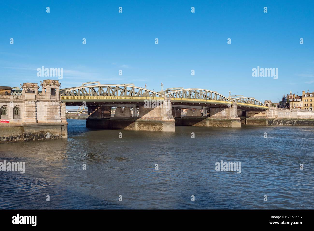 Il Rochester Bridge, il ponte stradale A2 sul fiume Medway a Rochester, Kent, Regno Unito. Foto Stock