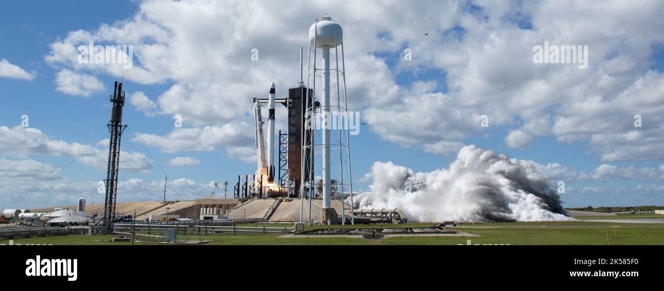 Cape Canaveral, Florida, Stati Uniti. 5th Ott 2022. Un razzo SpaceX Falcon 9 che trasporta la navicella spaziale Crew Dragon della società viene lanciato sulla missione SpaceX Crew-5 della NASA verso la Stazione spaziale Internazionale con gli astronauti Nicole Mann della NASA e Josh Cassada, l'astronauta Koichi Wakata della Japan Aerospace Exploration Agency (JAXA), E Roscosmonaut Anna Kikina a bordo, mercoledì 5 ottobre 2022, al Kennedy Space Center della NASA in Florida. La missione SpaceX Crew-5 della NASA è la quinta missione di rotazione dell'equipaggio della navicella spaziale SpaceX Crew Dragon e del razzo Falcon 9 verso la Stazione spaziale Internazionale come parte della Foto Stock