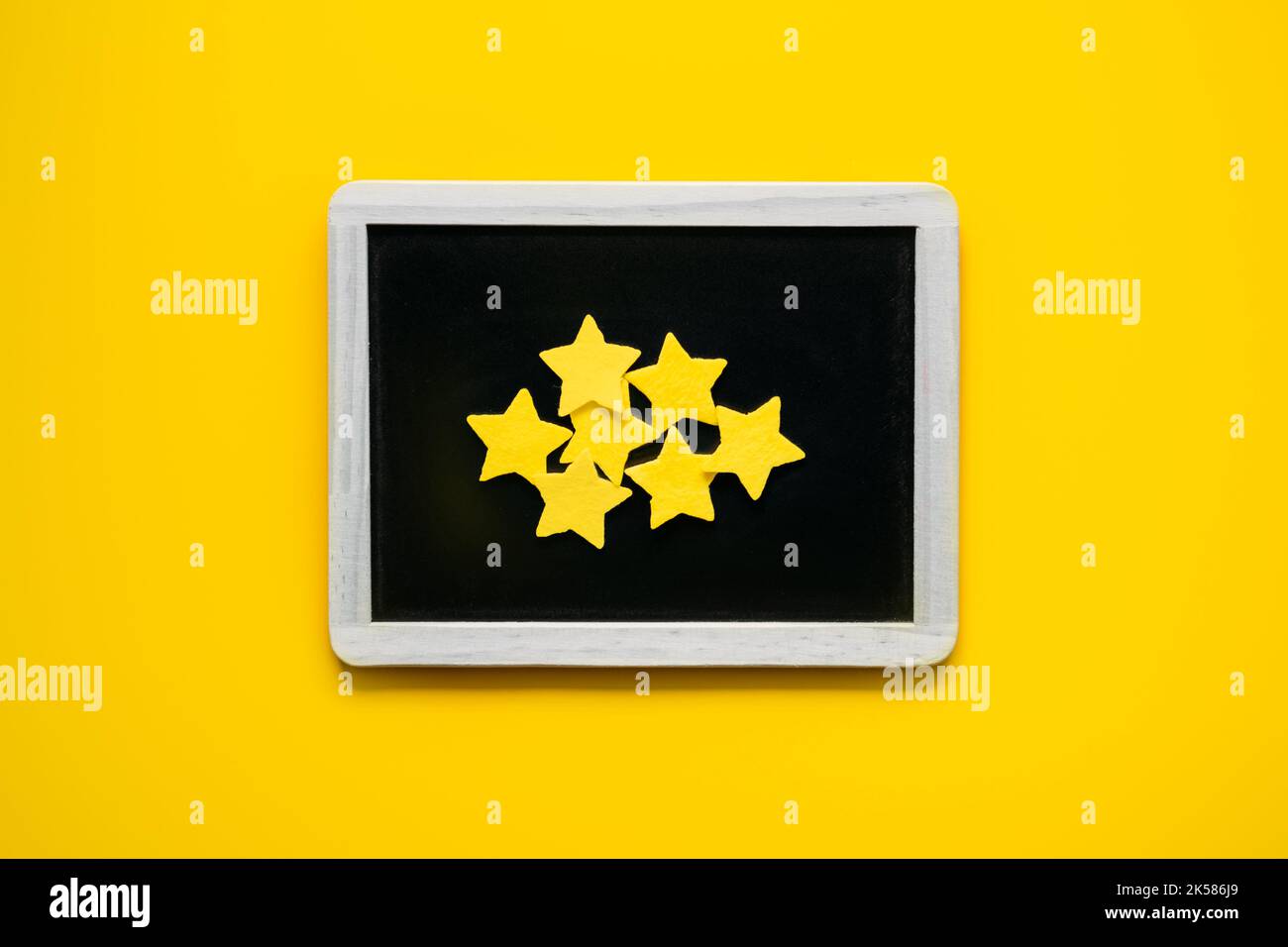 Esperienza del cliente, concetto di revisione. Molte stelle gialle negative Recensioni online rating in frame su sfondo giallo. Valutazioni e recensioni dei clienti Foto Stock