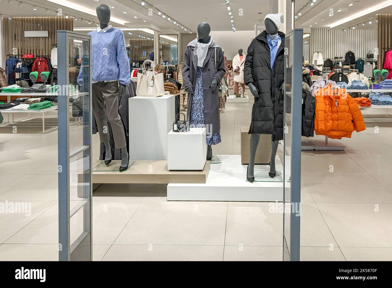 Moderno marchio di moda interno del negozio di abbigliamento all'interno di Centro shopping Foto Stock