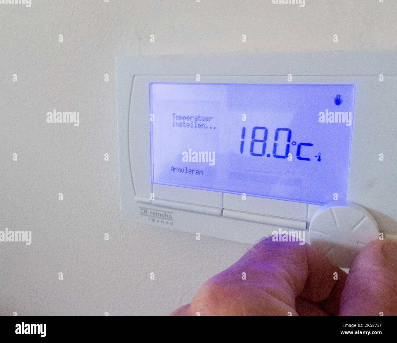 Impostazione della temperatura del riscaldamento centrale a casa in Olanda Foto Stock