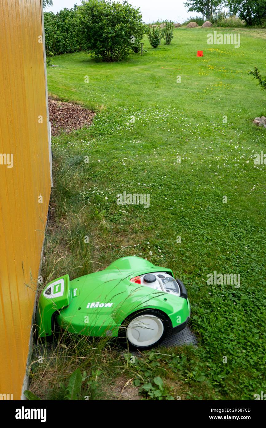 Rasaerba robotizzato in verde a Norwy Foto Stock