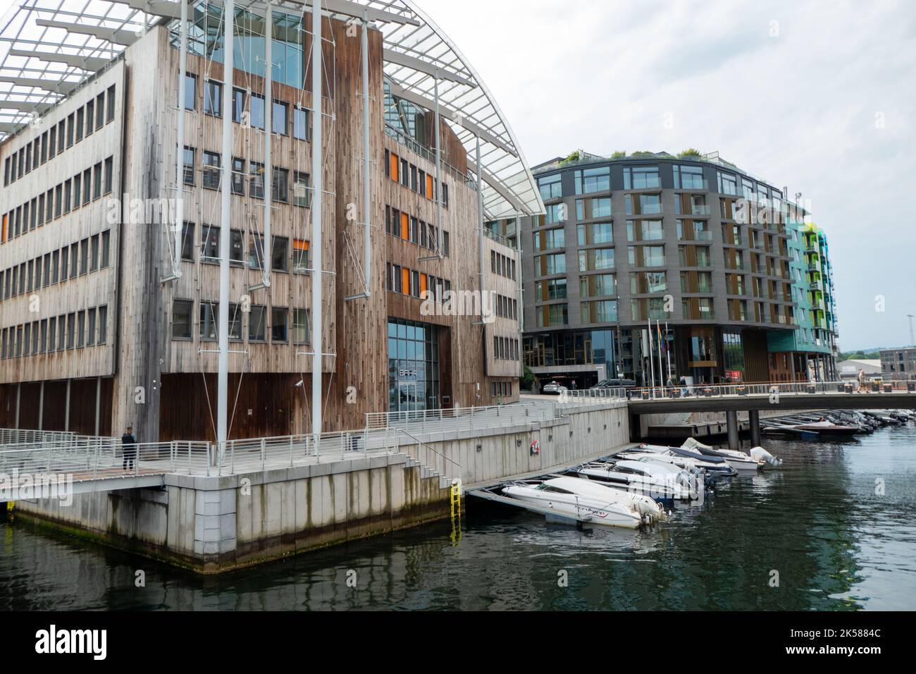 Appartamenti moderni e museo nella zona di Tjuvholmen nel vecchio porto di Oslo, Norvegia Foto Stock