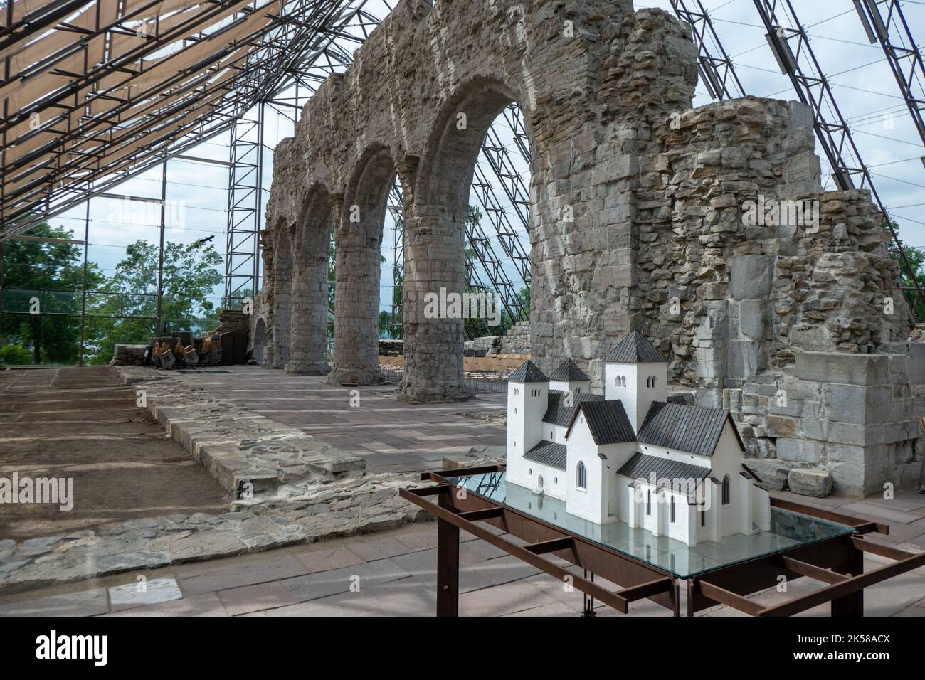 Storica rovina della cattedrale di Hamar, protetta da un deposito di vetro Foto Stock