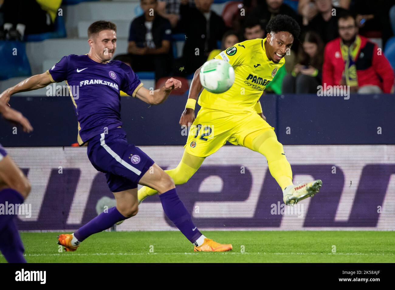 Valencia, Spagna, 6 ottobre 2022. Johan Mojica (R) di Villarreal durante la partita della UEFA Europa Conference League tra Villarreal CF e FK Austria Wien allo stadio Ciutat de Valencia. Foto di Jose Miguel Fernandez /Alamy Live News ) Foto Stock