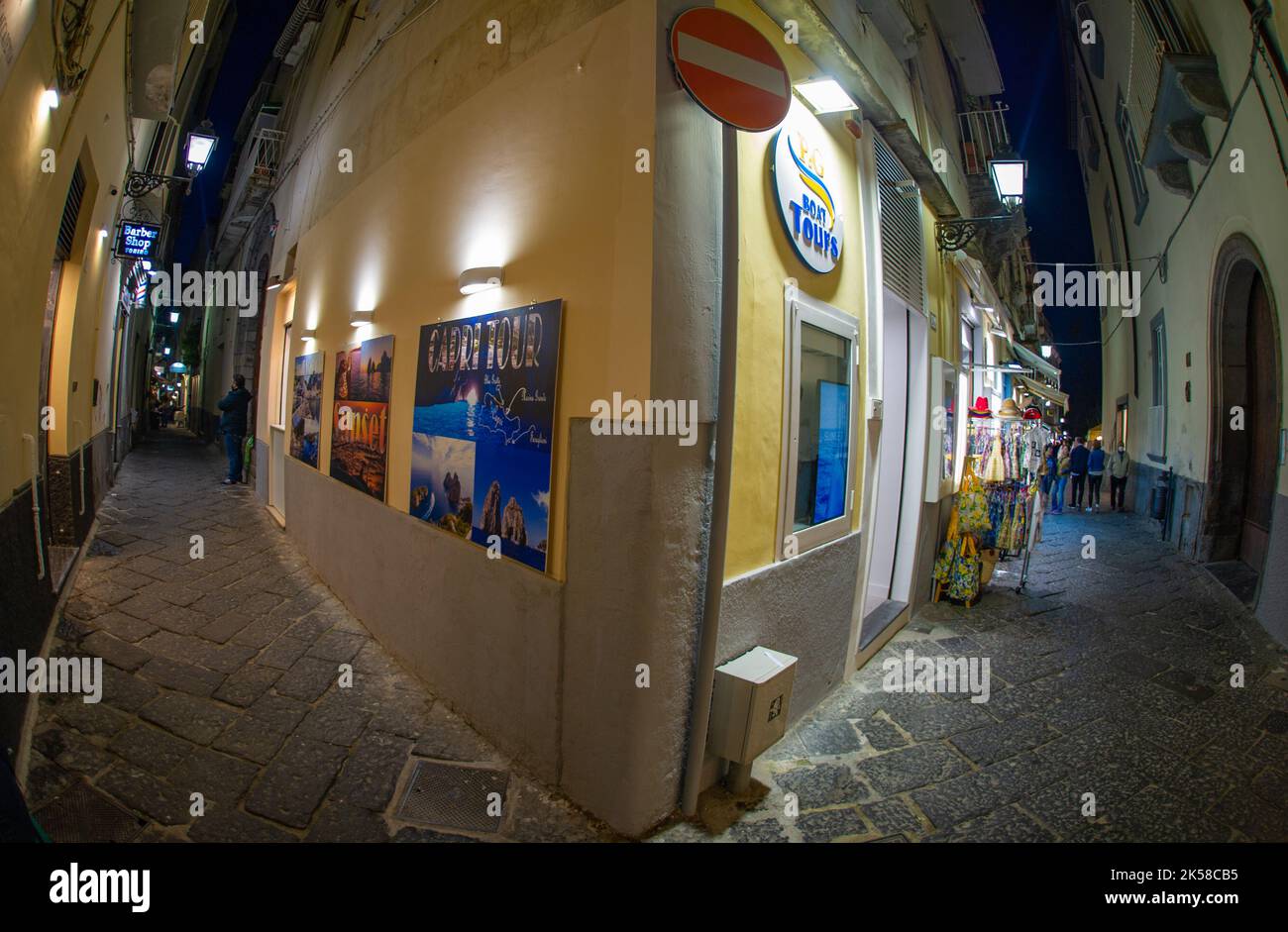 Aprile 24 2022 - Capri Italia vicoli pieni di turisti che visitano negozi d'arte e souvenir Foto Stock