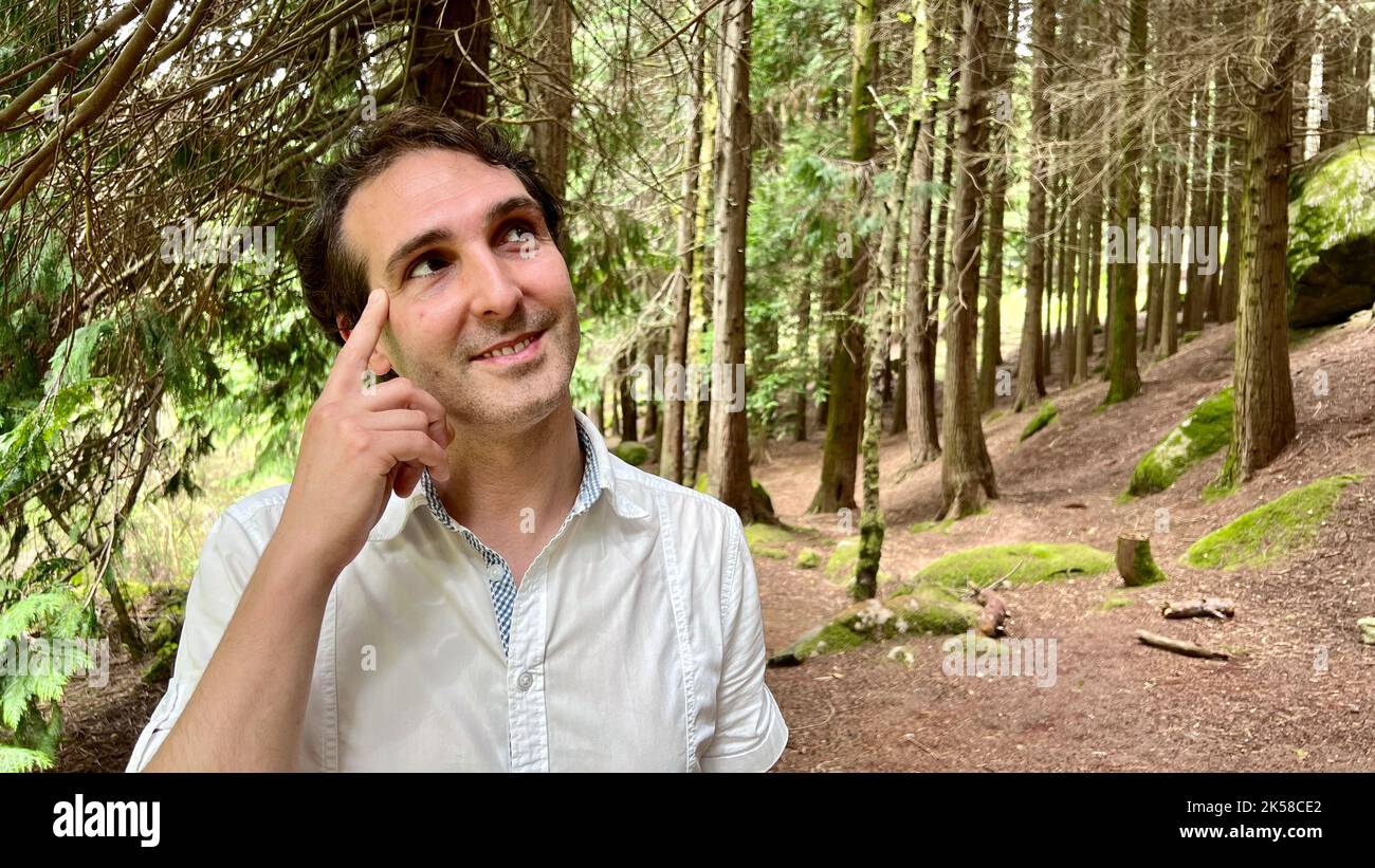 Un uomo di apparenza europea francese o italiano si è ricordato di qualcosa di sorpreso pensieroso esprime emozioni diverse ha 30-40 anni. Foto di alta qualità Foto Stock