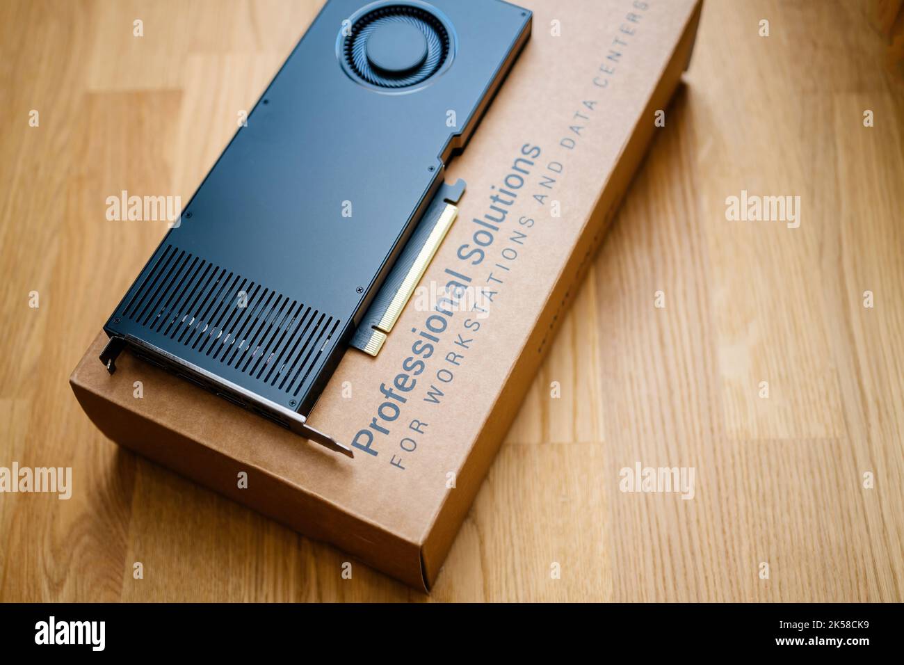 Vista dall'alto di una confezione di cartone di Professional Solutions per workstation e data center scheda video Foto Stock
