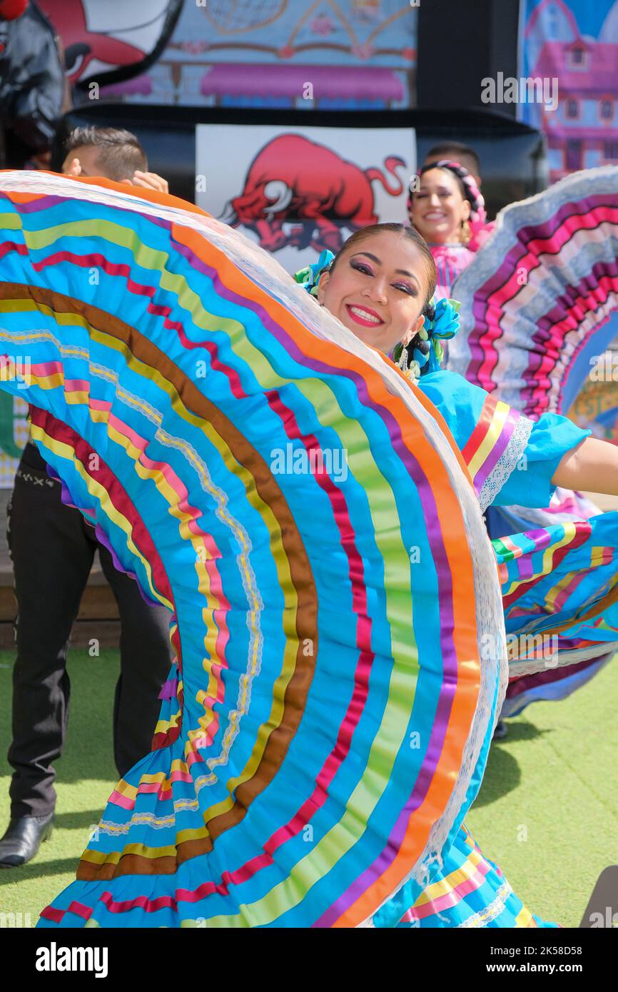 Antalya, Turchia - 03 2022 ottobre; giovane brunetta bella ragazza tradizionale messicana, ballerina folcloristica con abiti colorati. Foto Stock